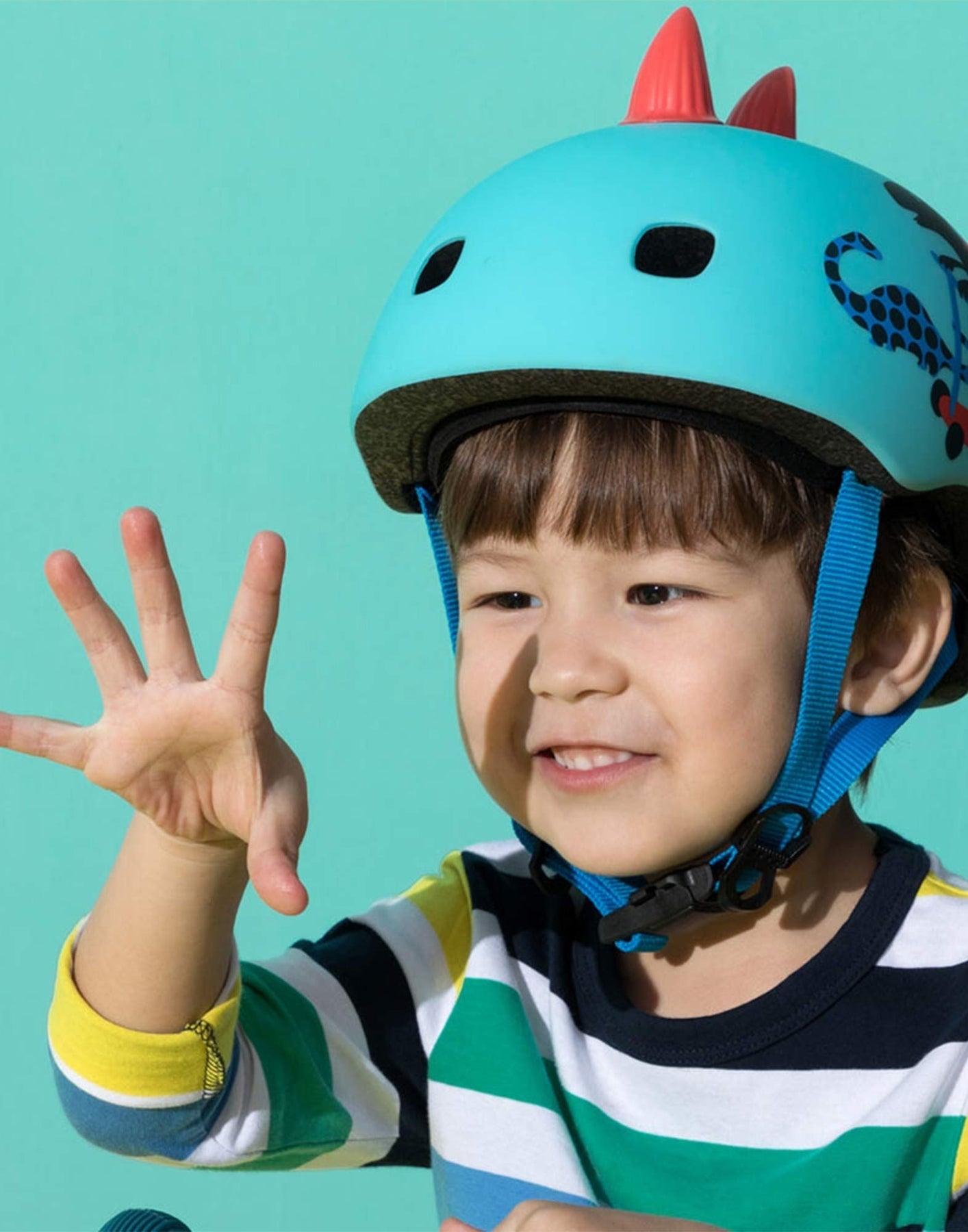 boy-wearing-awesome-3D-scootersauras-LED-helmet_1800x1800