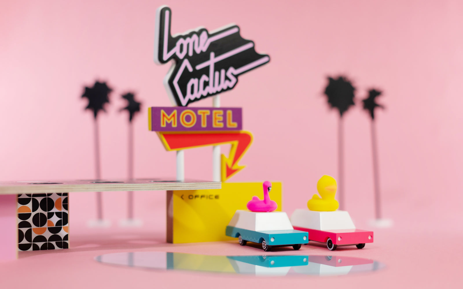 Flamingo_Duckie_Lifestyle_a9bf5e26-e3ff-4e60-a0f5-40dfa912725d_2048x