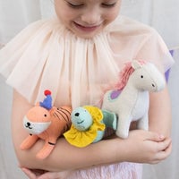 holdie-circus-animals-group-lifestyle-1_200x